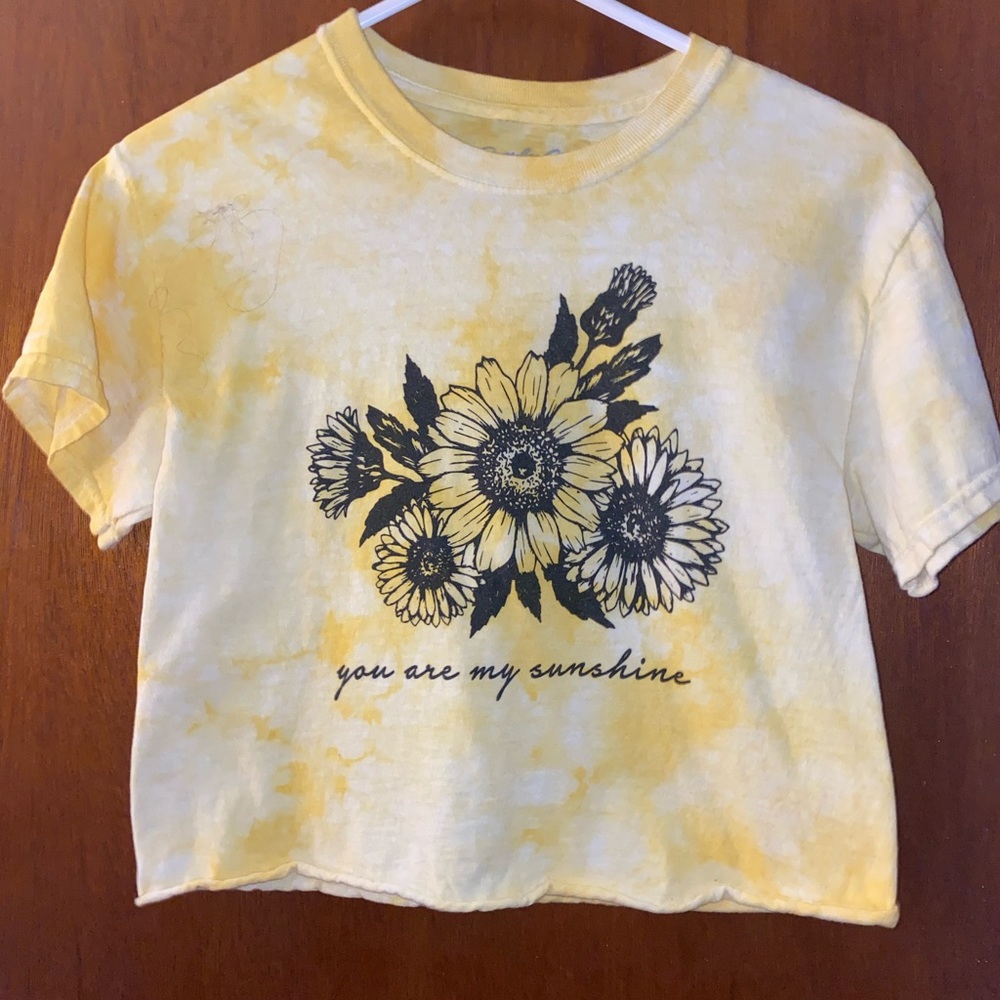 tie-dye yellow and white cropped t-shirt